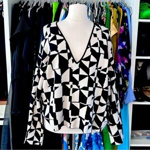 ELOQUII BLACK WHITE GRAPHIC V NECK LONG SLEEVE KNIT SWEATER